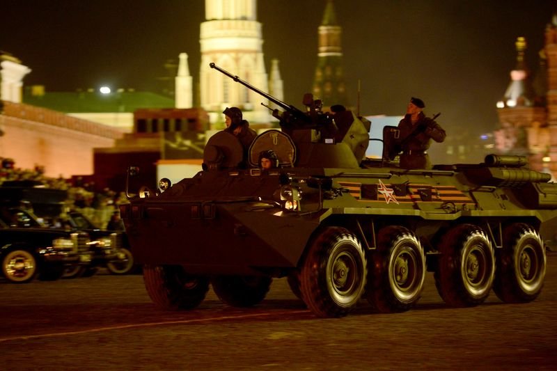 Rus tankları Kızıl Meydan'a indi