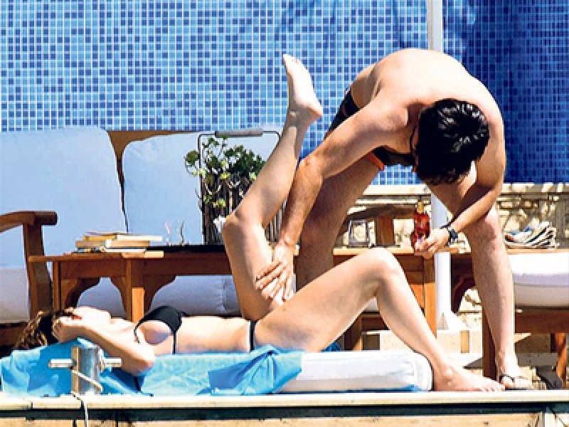 Farah Zeynep Abdullah güneşlenirken fena yakalandı