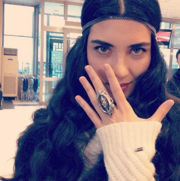 Tuba Büyüküstün çocuklarıyla okul yolunda