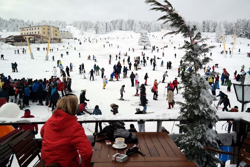 Uludağ'da pistler acemi kayakçılarla doldu