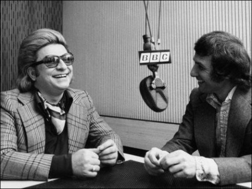 Bülent Ersoy ve Zeki Müren dudak dudağa