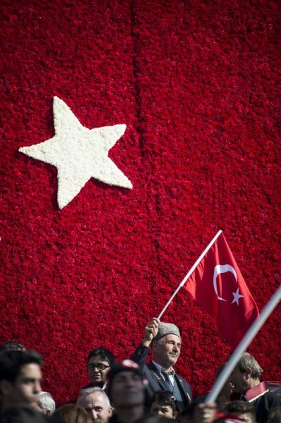 On binler Anıtkabir'e akın etti