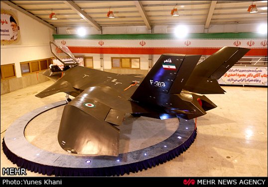 Ahmedinejad İran'ın özel savaş uçağını tanıttı