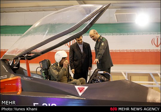 Ahmedinejad İran'ın özel savaş uçağını tanıttı