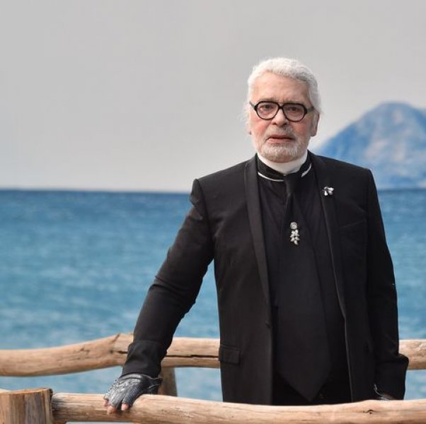 Ünlü tasarımcı Karl Lagerfeld hayatını kaybetti
