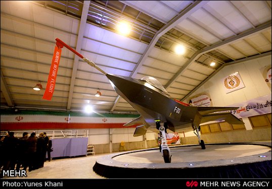 Ahmedinejad İran'ın özel savaş uçağını tanıttı