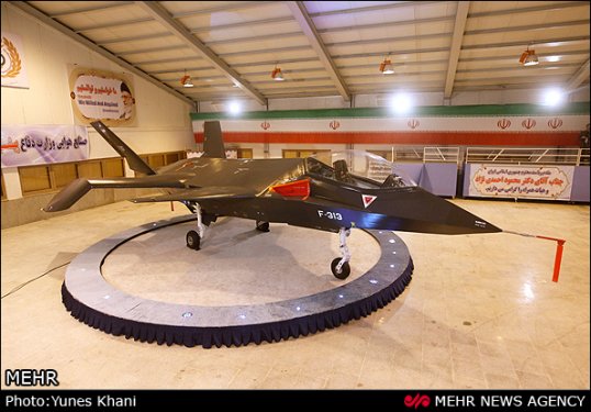 Ahmedinejad İran'ın özel savaş uçağını tanıttı