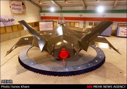 Ahmedinejad İran'ın özel savaş uçağını tanıttı