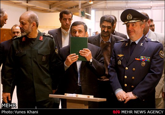 Ahmedinejad İran'ın özel savaş uçağını tanıttı