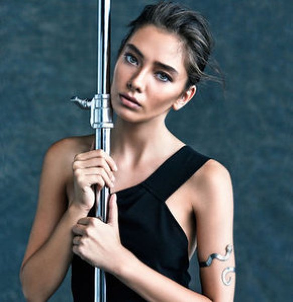 Fahriye Evcen'den Kara Sevda setine baskın