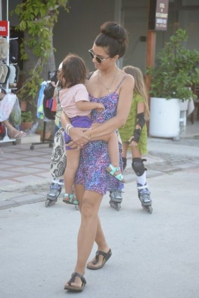 Tuba Büyüküstün çocuklarıyla okul yolunda