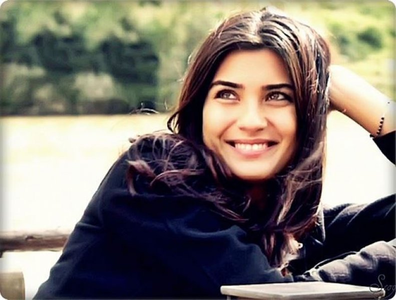 Güzel oyuncu Tuba Büyüküstün'ün takipçileri artıyor 