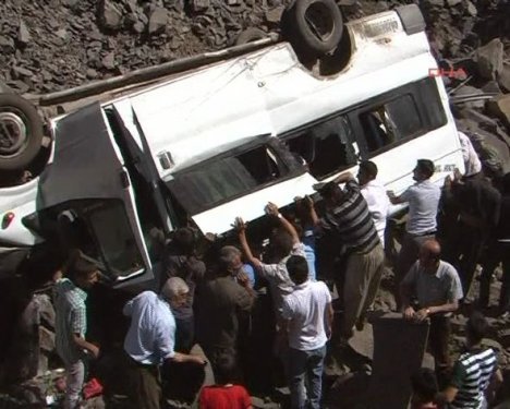 Şırnak'ta askerleri taşıyan minibüsten ilk görüntüler