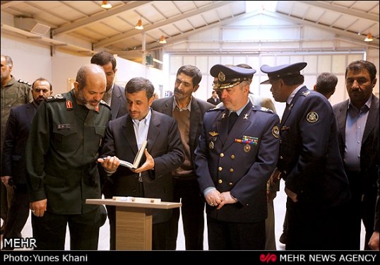 Ahmedinejad İran'ın özel savaş uçağını tanıttı