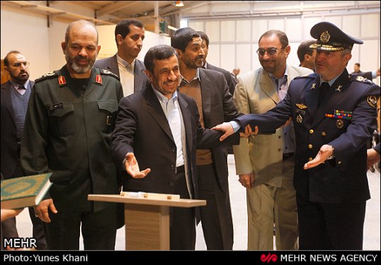 Ahmedinejad İran'ın özel savaş uçağını tanıttı