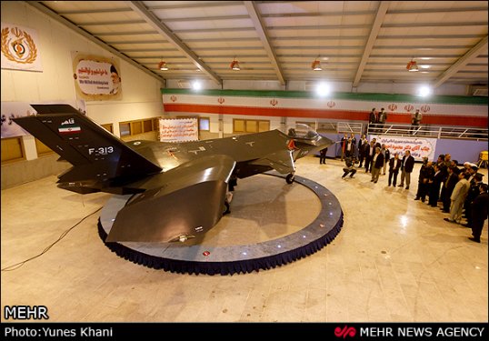 Ahmedinejad İran'ın özel savaş uçağını tanıttı