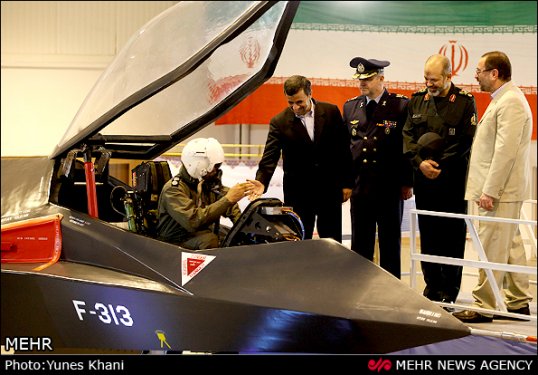 Ahmedinejad İran'ın özel savaş uçağını tanıttı
