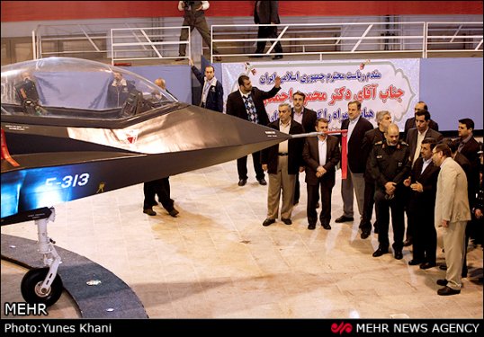 Ahmedinejad İran'ın özel savaş uçağını tanıttı