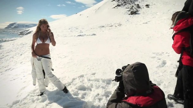 Kate Upton eksi 33 derecede bikinili