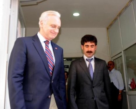 ABD Büyükelçisi Ricciardone'nin lastiği patladı