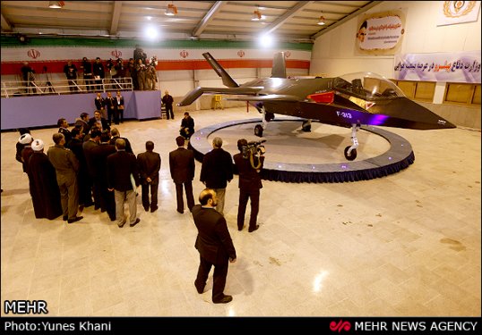 Ahmedinejad İran'ın özel savaş uçağını tanıttı