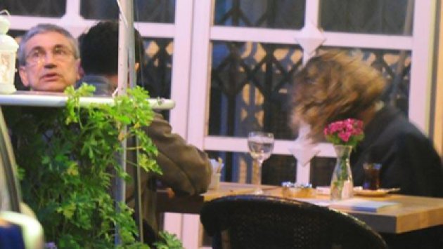 Orhan Pamuk sevgilisiyle yakalandı