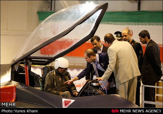 Ahmedinejad İran'ın özel savaş uçağını tanıttı