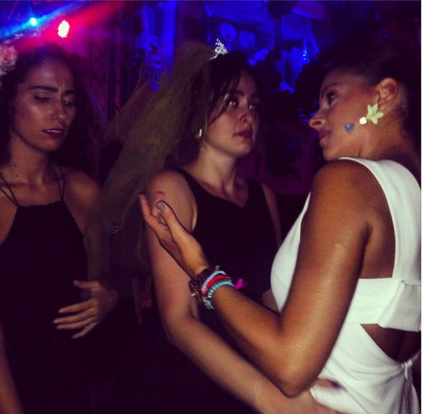 Doğa Rutkay'dan sürpriz kına gecesi