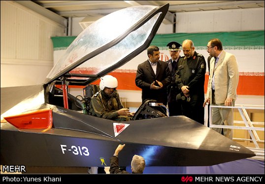 Ahmedinejad İran'ın özel savaş uçağını tanıttı