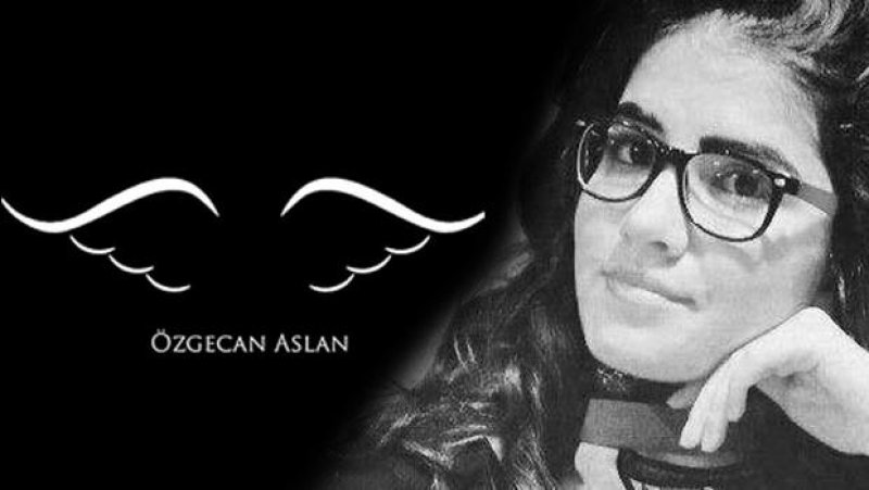 Ünlüler Özgecan Aslan için siyah giydi