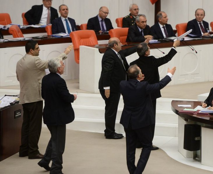 TBMM'de milletvekillerinden oturma eylemi