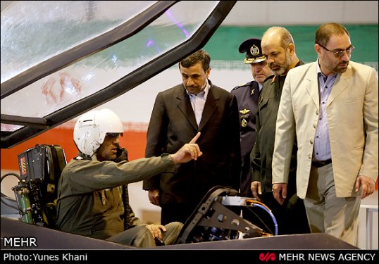 Ahmedinejad İran'ın özel savaş uçağını tanıttı