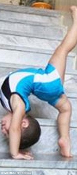 İki yaşındaki jimnastikçi çocuk yeteneğiyle şaşırtıyor