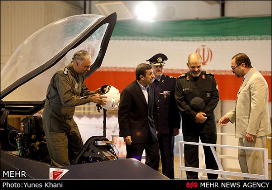 Ahmedinejad İran'ın özel savaş uçağını tanıttı