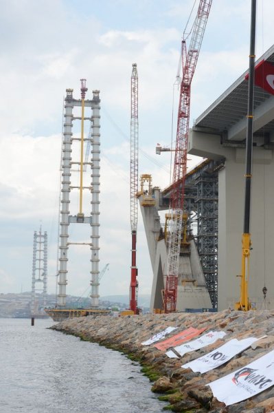 İzmit Körfez Geçiş Köprüsü'nün en ağır tabliyesi yerleştiriliyor