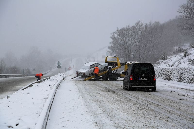 Bolu Dağı'nda kar ulaşıma kar engeli
