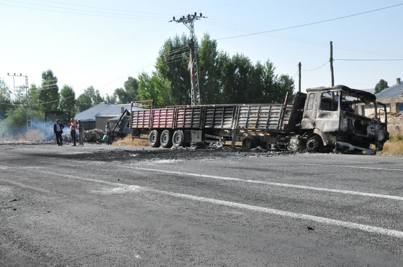 PKK Ağrı'da 3 tır ile 1 kamyonu yaktı