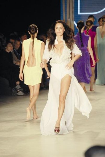 Ebru Şallı podyumda fırtına gibi esti 