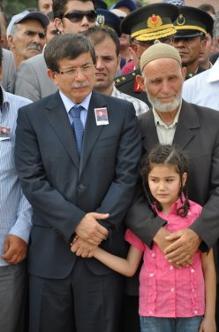 Bakan Davutoğlu şehit cenazesinde