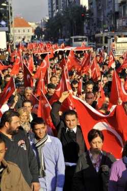 Türkiye 24 şehidi için sokaklara döküldü