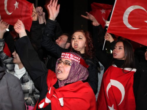 Türkiye 24 şehidi için sokaklara döküldü