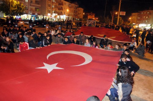 Türkiye 24 şehidi için sokaklara döküldü