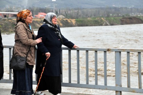 Çaycuma'da köprü çöktü: 15 kişi kayıp