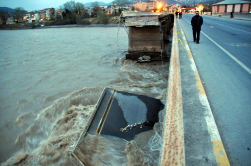 Çaycuma'da köprü çöktü: 15 kişi kayıp