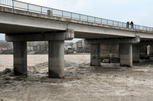 Çaycuma'da köprü çöktü: 15 kişi kayıp
