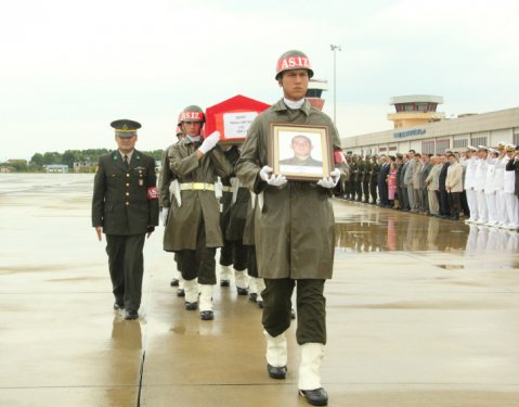 Şehit er Hakan Oktay son yolculuğuna uğurlandı