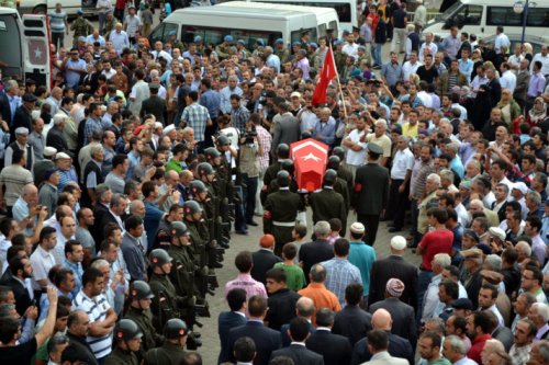 Şehit er Hakan Oktay son yolculuğuna uğurlandı