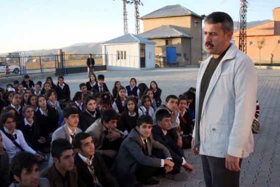 Yüksekovalı öğrencilerden okul yakan PKK'ya tepki 