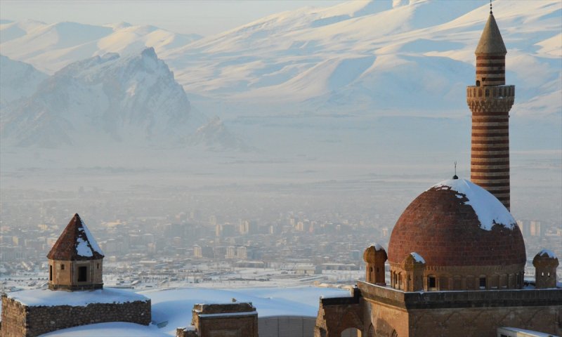 İshak Paşa Sarayı'ndan kış manzarası 