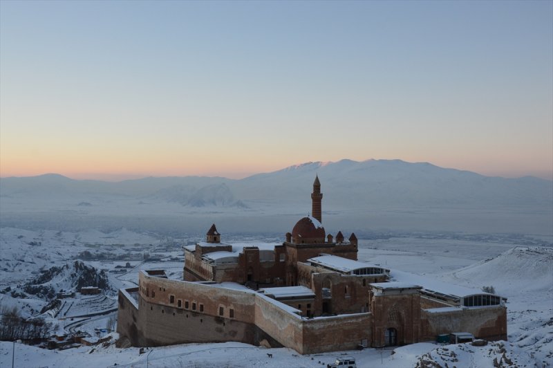 İshak Paşa Sarayı'ndan kış manzarası 